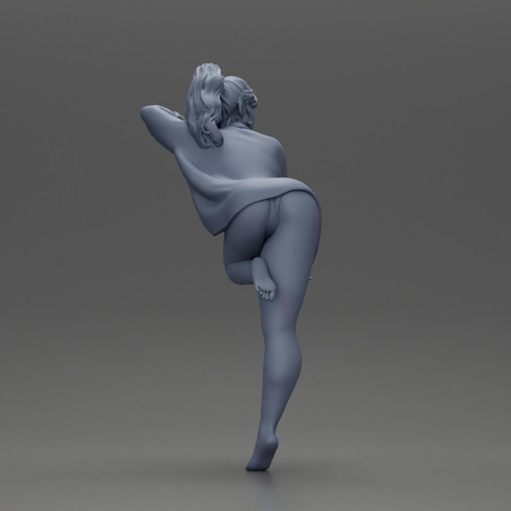 Diorama model building product photo 8: Diorama miniature: Female figure in long shirt and bikini, leaning on table (Ref No. A52)