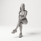 Sitzende Figur: Frau mit Top, Shorts & Turnschuhen (B008) - Vorderansicht
