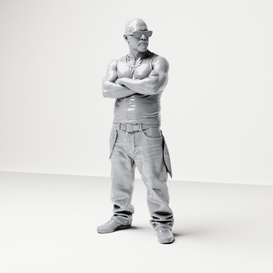 Diorama model building product photo 0: Standing figure: Person with crossed arms, sunglasses & sleeveless top, loose pants (B029)
