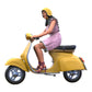 Produktfoto Diorama und Modellbau Miniatur Figur: Frau auf Vespa