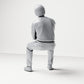 Diorama Modellbau Produktfoto 2: Sitzende Figur: Männlicher Zuschauer mit verschränkten Armen (B064)