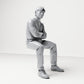 Diorama Modellbau Produktfoto 3: Sitzende Figur: Männlicher Zuschauer mit verschränkten Armen (B064)