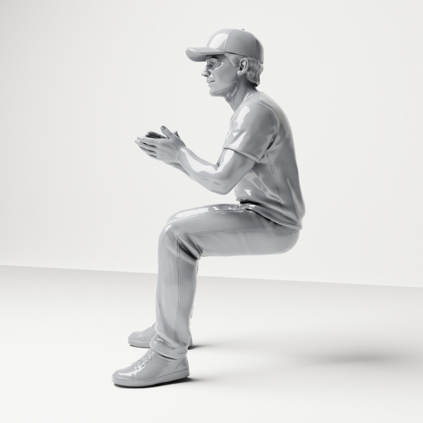 Diorama Modellbau Produktfoto 1: Sitzende Figur: Männlicher Zuschauer mit Kappe und zusammengeführten Händen (B068)