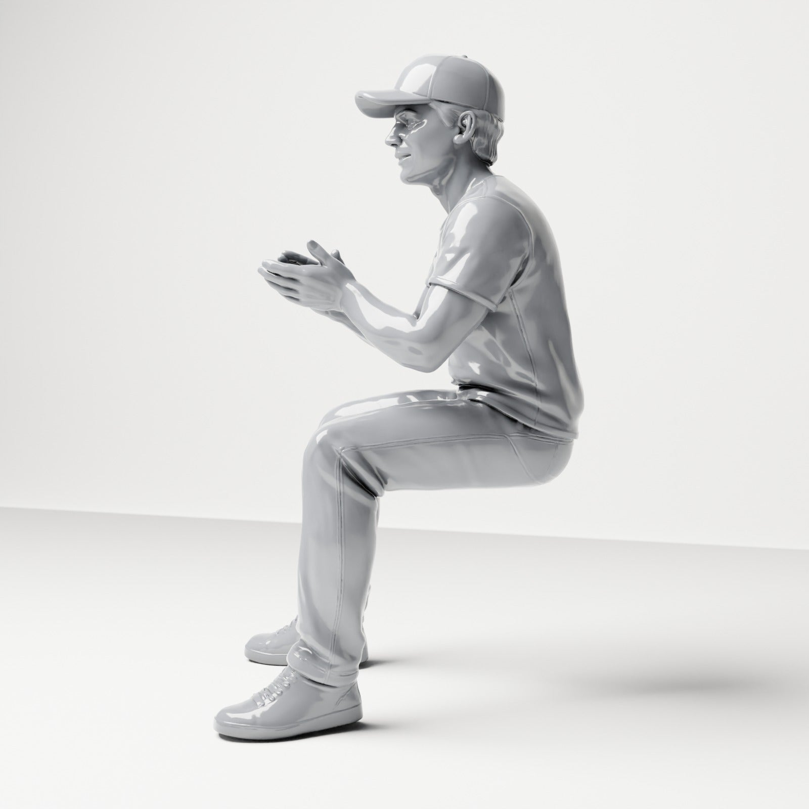 Diorama Modellbau Produktfoto 1: Sitzende Figur: Männlicher Zuschauer mit Kappe und zusammengeführten Händen (B068)