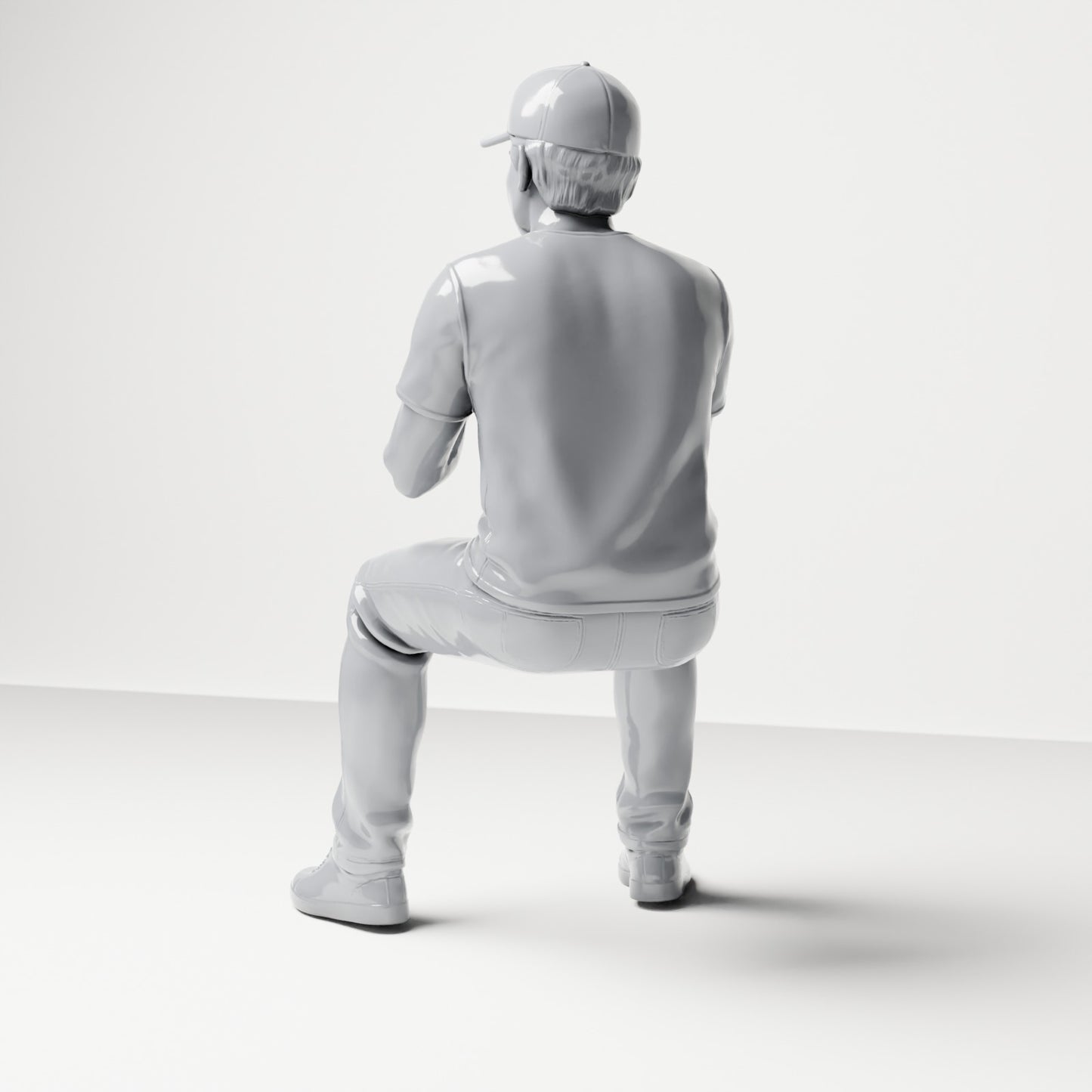 Diorama Modellbau Produktfoto 2: Sitzende Figur: Männlicher Zuschauer mit Kappe und zusammengeführten Händen (B068)