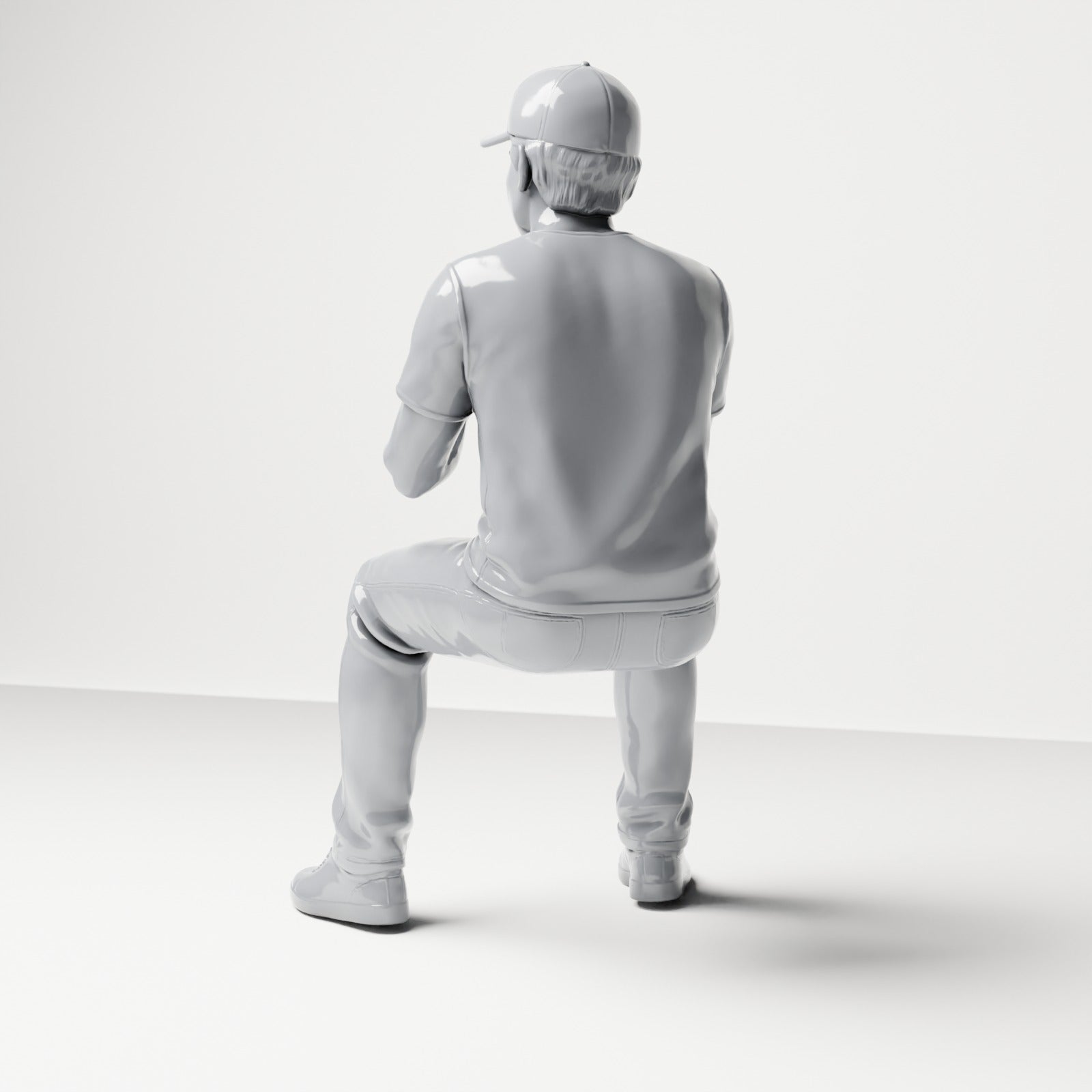 Diorama Modellbau Produktfoto 2: Sitzende Figur: Männlicher Zuschauer mit Kappe und zusammengeführten Händen (B068)