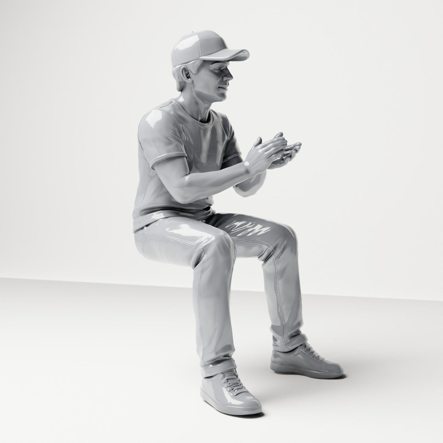 Diorama Modellbau Produktfoto 3: Sitzende Figur: Männlicher Zuschauer mit Kappe und zusammengeführten Händen (B068)