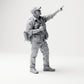 Diorama Modellbau Produktfoto 3: Stehende Figur: Vogelbeobachter mit Fernglas und erhobenem Finger (B081)