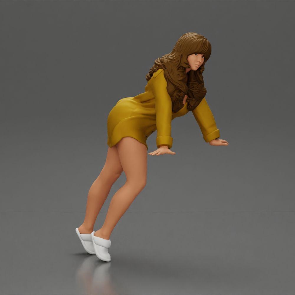 Diorama model building product photo 0: Diorama miniature: Woman in long shirt, dynamic forward pose on tiptoes (Ref No. A121)