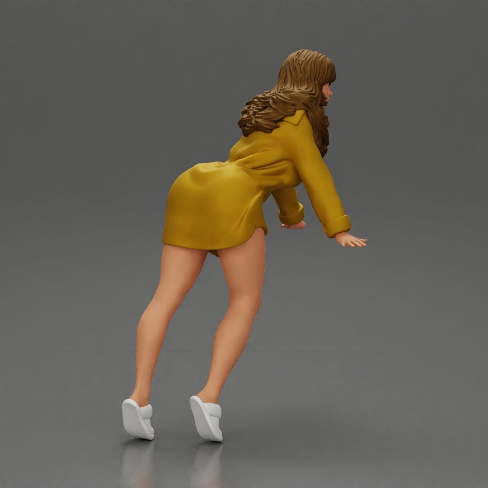 Diorama model building product photo 1: Diorama miniature: Woman in long shirt, dynamic forward pose on tiptoes (Ref No. A121)