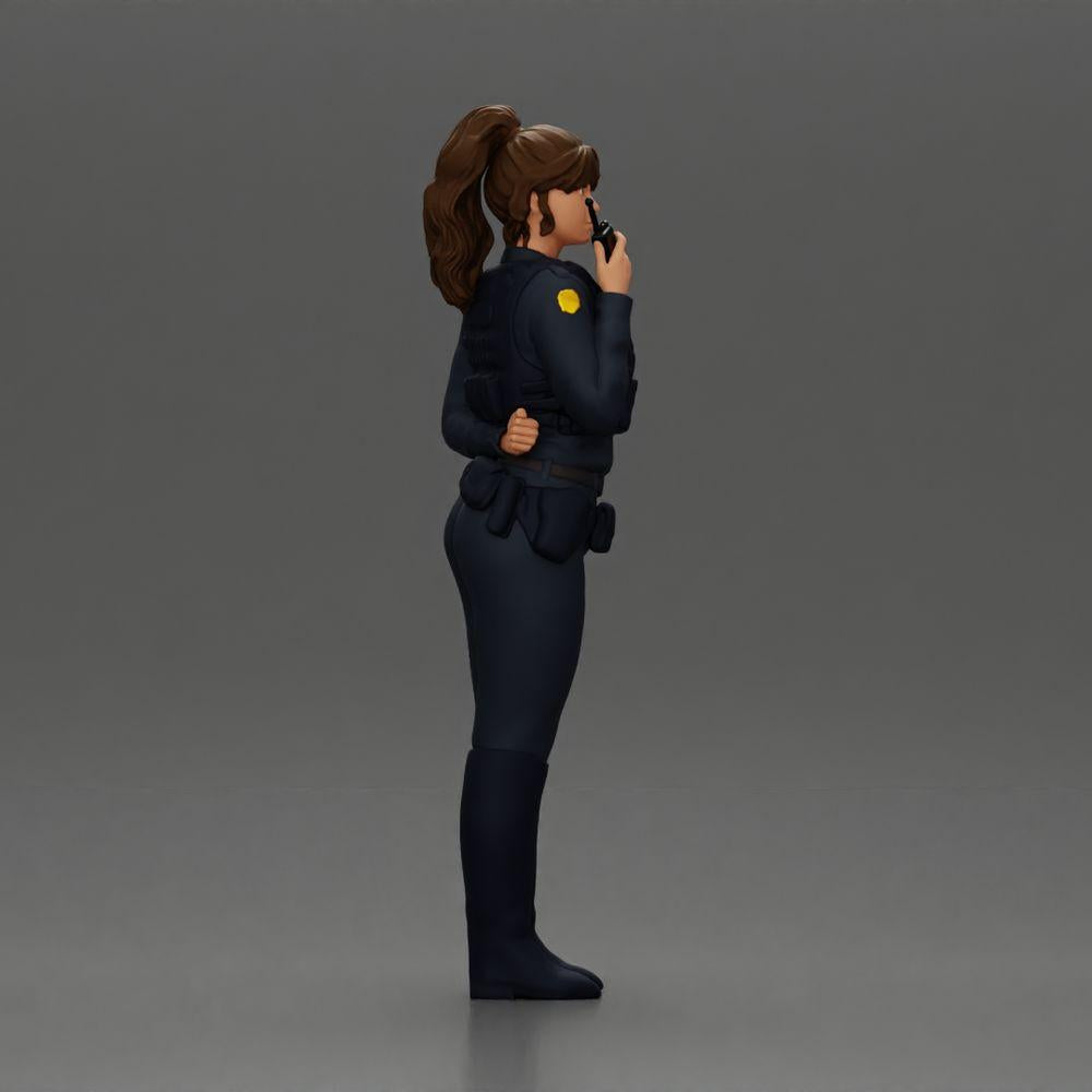 Diorama Modellbau Produktfoto 2: Diorama-Figur: Polizistin stehend, Hand am Rücken, spricht ins Funkgerät (Ref Nr. A64)