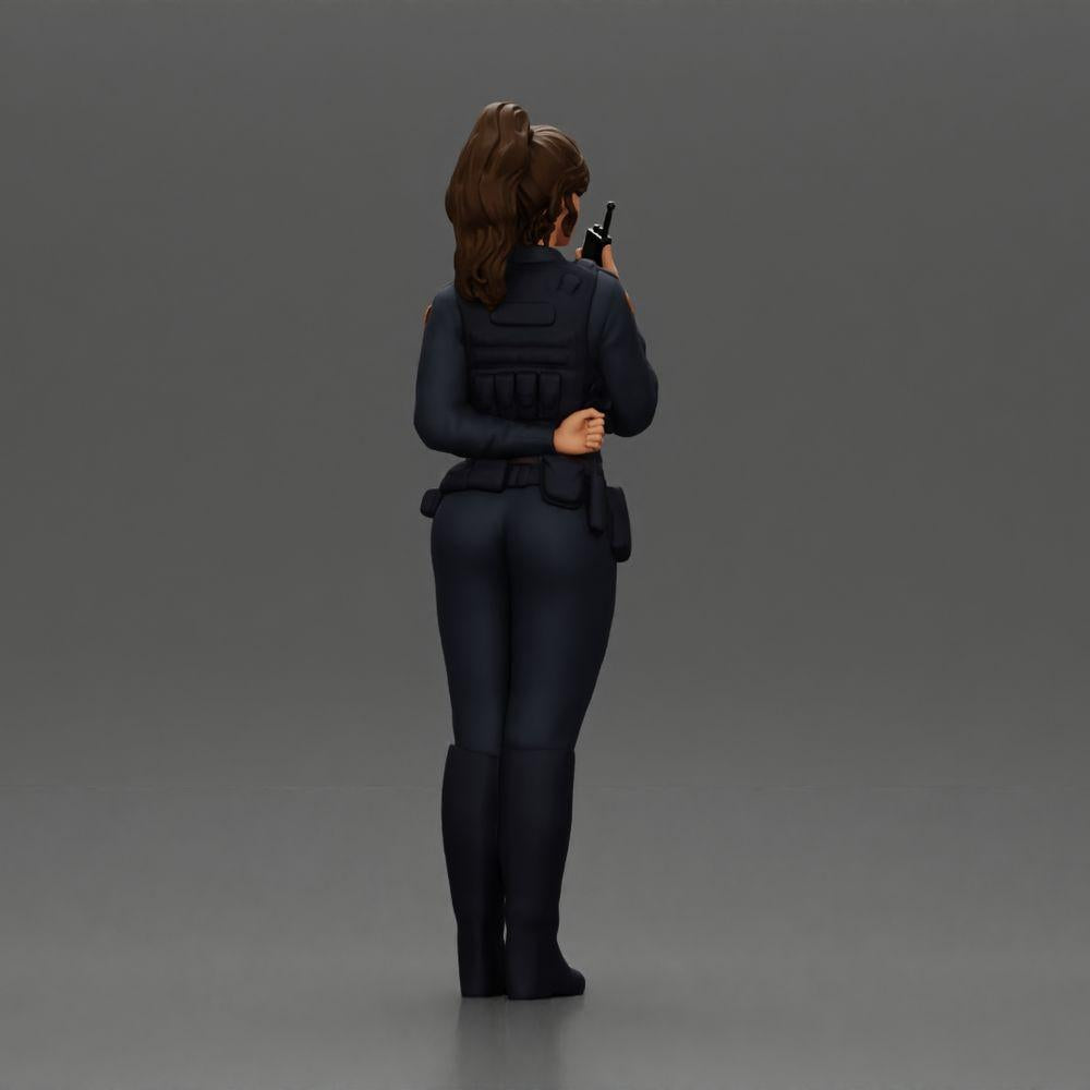 Diorama Modellbau Produktfoto 3: Diorama-Figur: Polizistin stehend, Hand am Rücken, spricht ins Funkgerät (Ref Nr. A64)