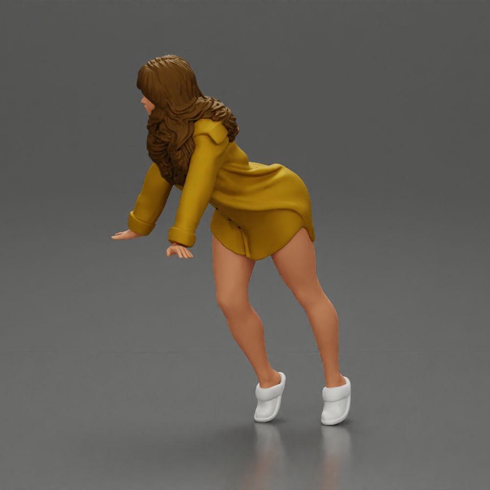 Diorama model building product photo 4: Diorama miniature: Woman in long shirt, dynamic forward pose on tiptoes (Ref No. A121)
