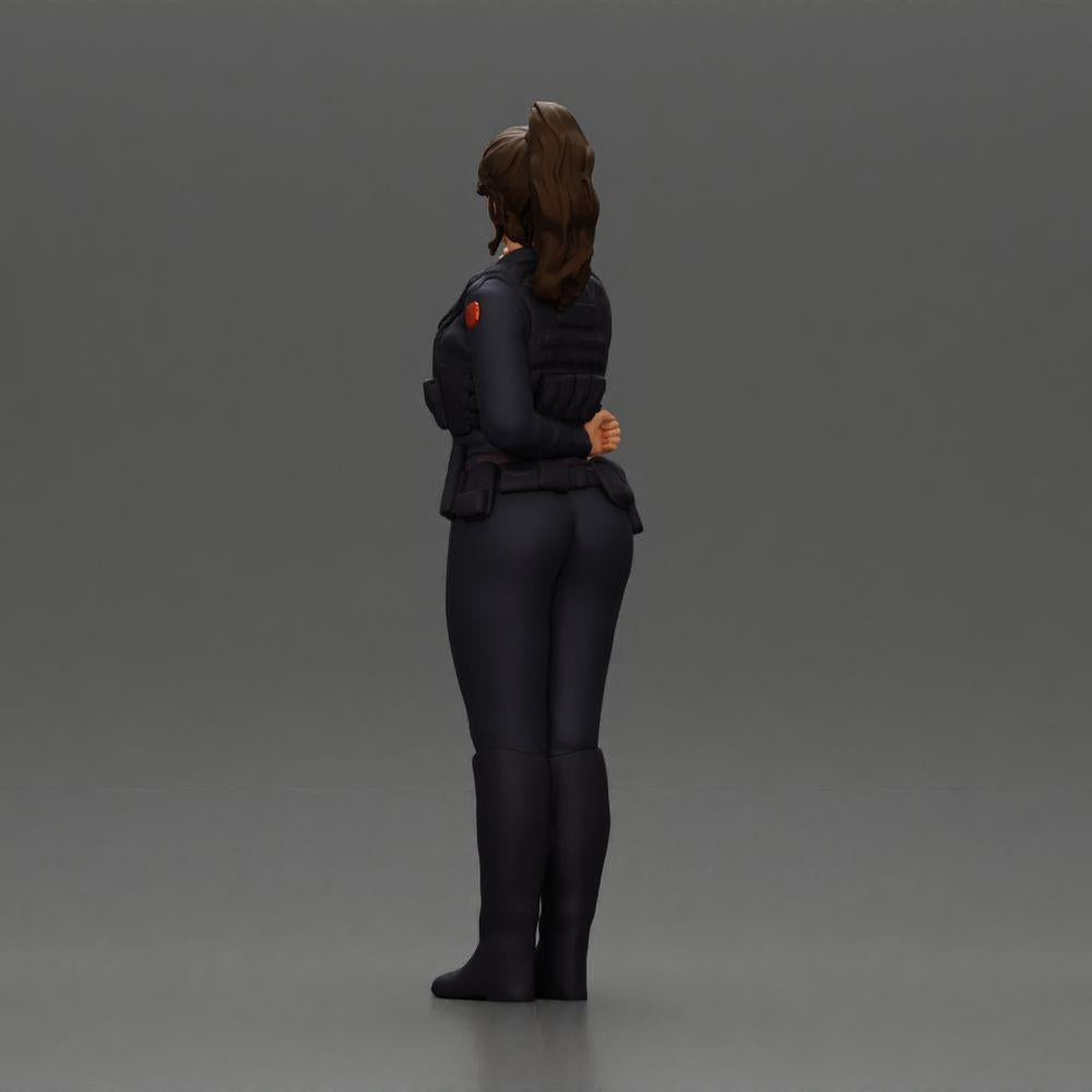 Diorama Modellbau Produktfoto 4: Diorama-Figur: Polizistin stehend, Hand am Rücken, spricht ins Funkgerät (Ref Nr. A64)