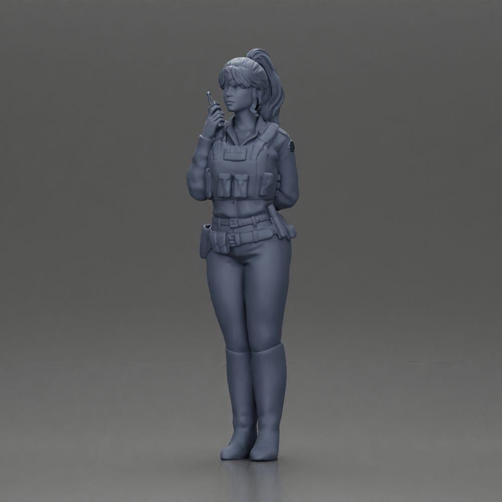 Diorama Modellbau Produktfoto 6: Diorama-Figur: Polizistin stehend, Hand am Rücken, spricht ins Funkgerät (Ref Nr. A64)