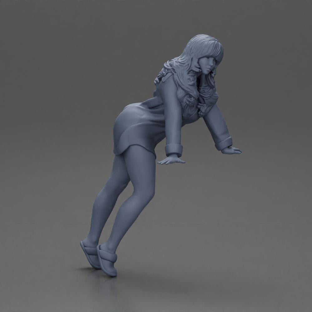 Diorama model building product photo 6: Diorama miniature: Woman in long shirt, dynamic forward pose on tiptoes (Ref No. A121)