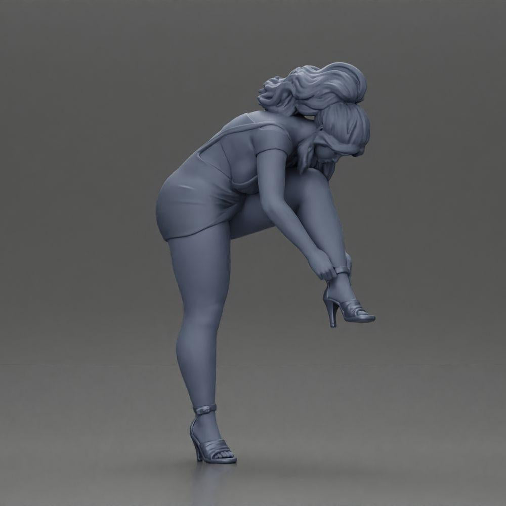 Diorama model building product photo 6: Diorama figure: miniature figure - woman putting on red high heel, standing pose for diorama (Ref No. A112)