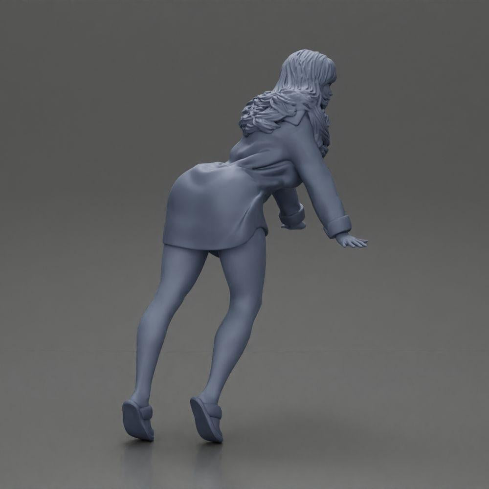 Diorama model building product photo 7: Diorama miniature: Woman in long shirt, dynamic forward pose on tiptoes (Ref No. A121)