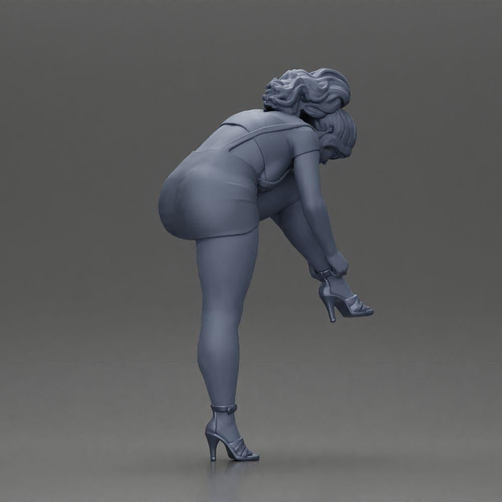 Diorama model building product photo 7: Diorama figure: Miniature figure - Woman putting on red high heel, standing pose for diorama (Ref No. A112)