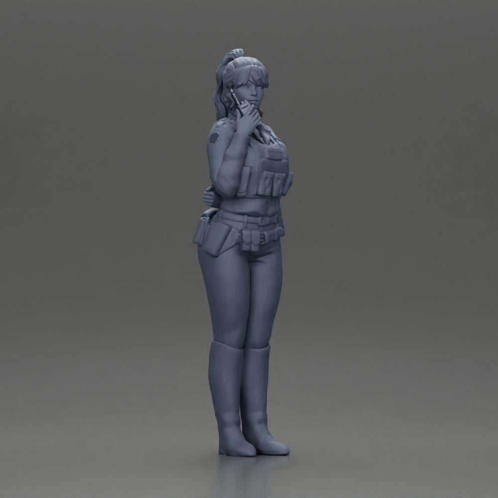Diorama Modellbau Produktfoto 7: Diorama-Figur: Polizistin stehend, Hand am Rücken, spricht ins Funkgerät (Ref Nr. A64)