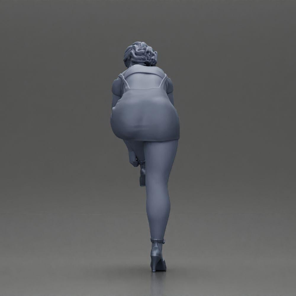 Diorama model building product photo 8: Diorama figure: miniature figure - woman putting on red high heel, standing pose for diorama (Ref No. A112)