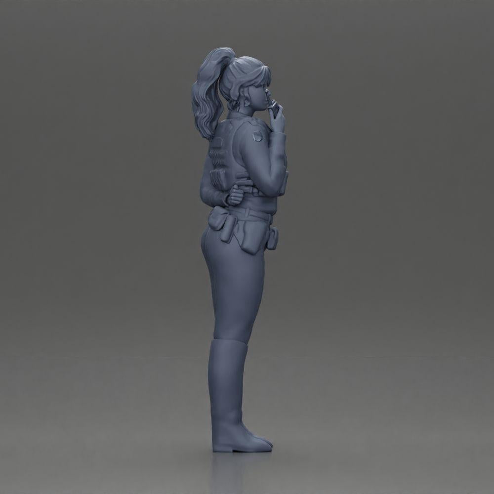 Diorama Modellbau Produktfoto 8: Diorama-Figur: Polizistin stehend, Hand am Rücken, spricht ins Funkgerät (Ref Nr. A64)