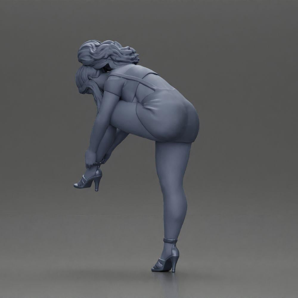 Diorama model building product photo 9: Diorama figure: miniature figure - woman putting on red high heel, standing pose for diorama (Ref No. A112)