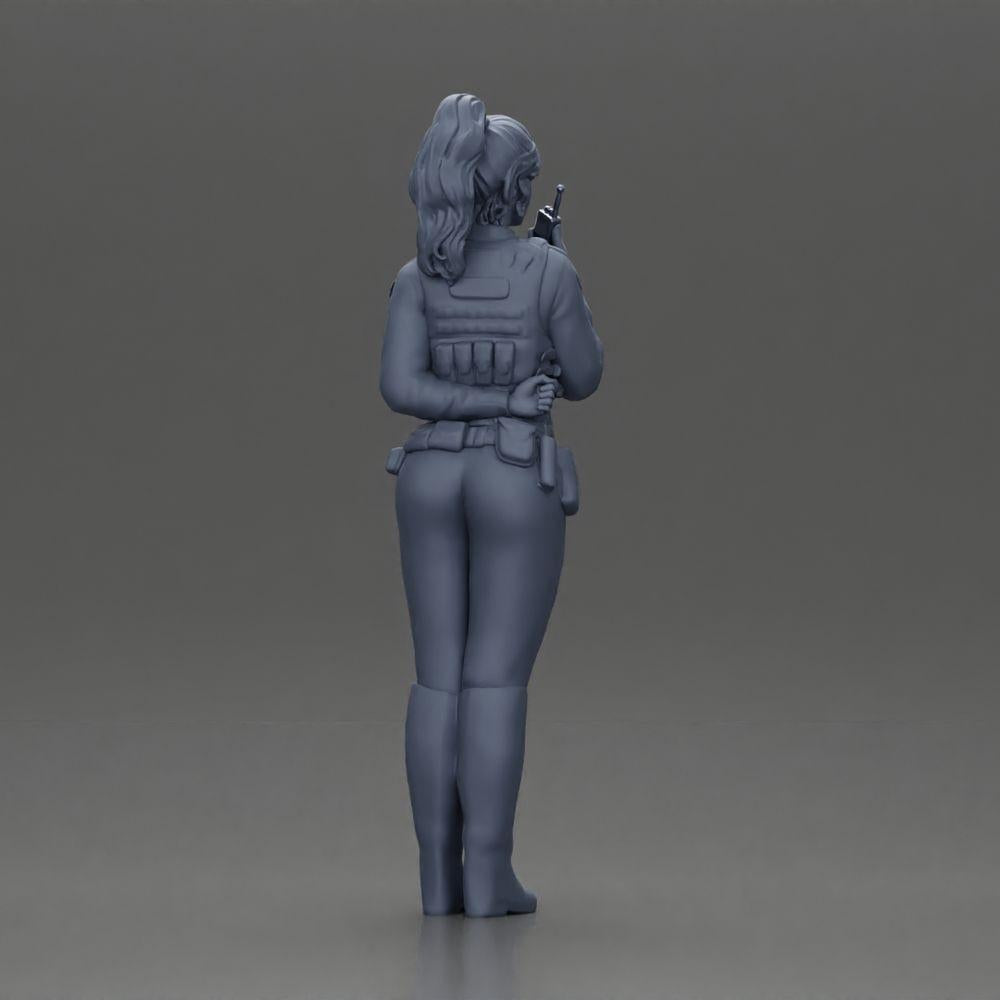 Diorama Modellbau Produktfoto 9: Diorama-Figur: Polizistin stehend, Hand am Rücken, spricht ins Funkgerät (Ref Nr. A64)