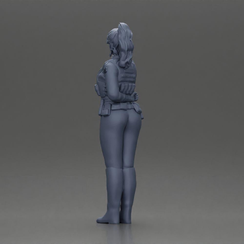 Diorama Modellbau Produktfoto 10: Diorama-Figur: Polizistin stehend, Hand am Rücken, spricht ins Funkgerät (Ref Nr. A64)