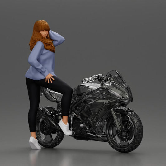 Diorama Modellbau Produktfoto 0: Miniaturfigur - junge Frau mit langem Haar, ein Fuß auf Motorrad posierend (Ref Nr. A54)