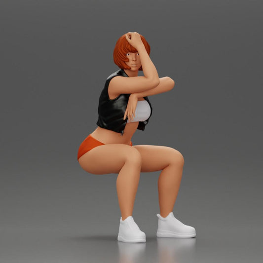 Diorama Modellbau Produktfoto 0: Sitzende Miniaturfigur: Frau mit kurzer Lederjacke, Top, Shorts und Sneakers (Ref Nr. A61)