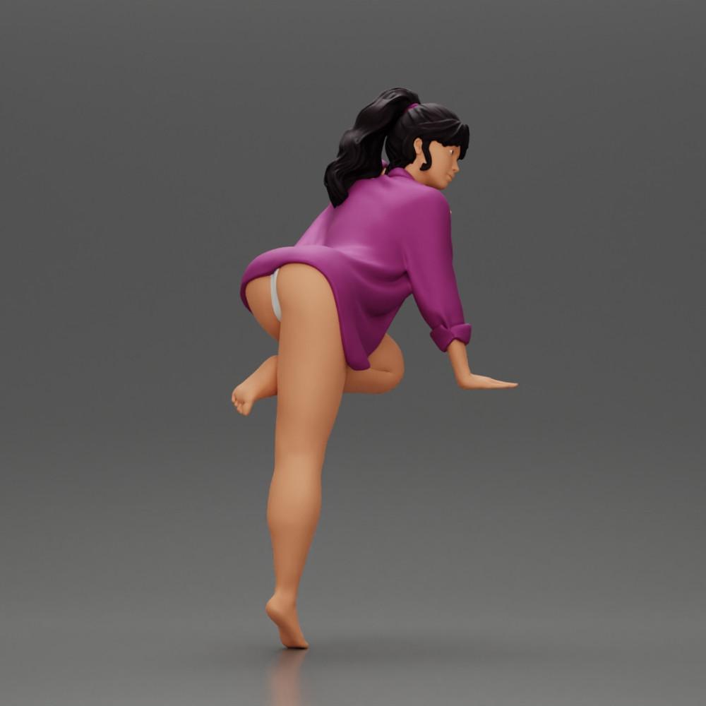 Diorama model building product photo 1: Diorama miniature: Female figure in a long shirt and bikini, leaning on a table (Ref No. A52)