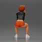 Diorama Modellbau Produktfoto 2: Sitzende Miniaturfigur: Frau mit kurzer Lederjacke, Top, Shorts und Sneakers (Ref Nr. A61)