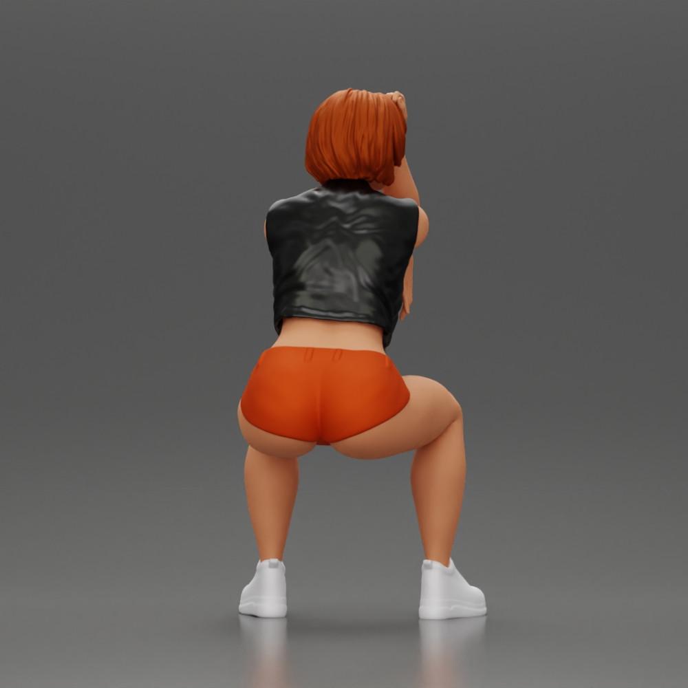 Diorama Modellbau Produktfoto 2: Sitzende Miniaturfigur: Frau mit kurzer Lederjacke, Top, Shorts und Sneakers (Ref Nr. A61)