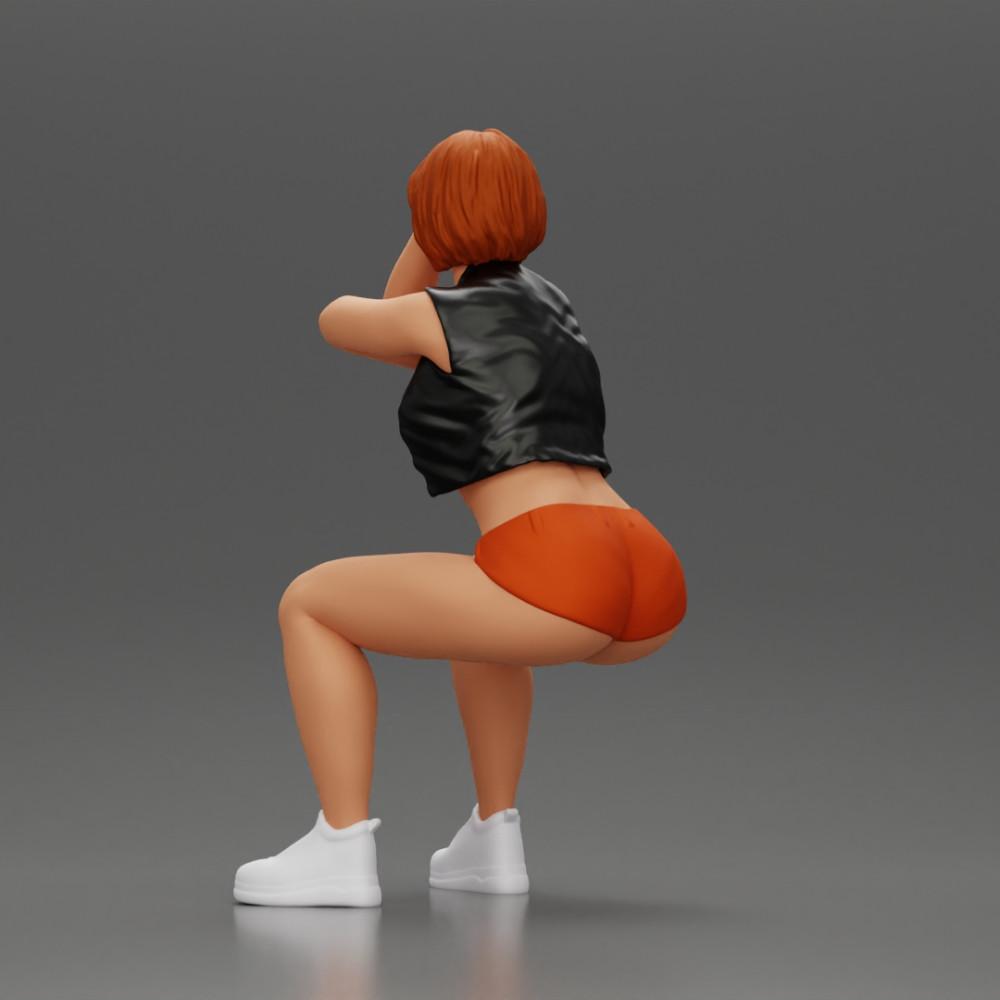 Diorama Modellbau Produktfoto 3: Sitzende Miniaturfigur: Frau mit kurzer Lederjacke, Top, Shorts und Sneakers (Ref Nr. A61)