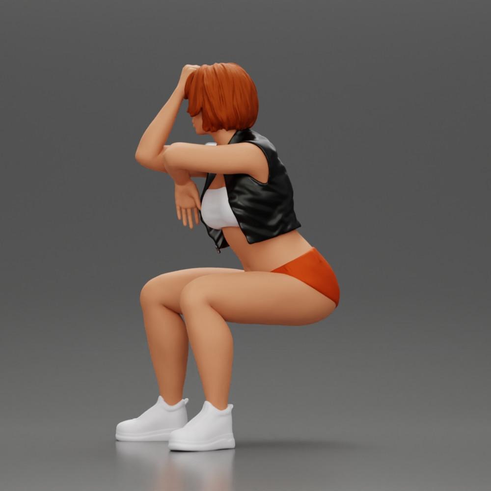 Diorama Modellbau Produktfoto 4: Sitzende Miniaturfigur: Frau mit kurzer Lederjacke, Top, Shorts und Sneakers (Ref Nr. A61)