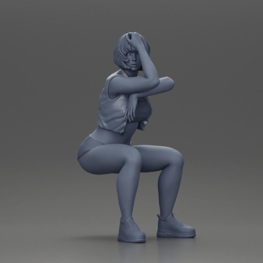 Diorama Modellbau Produktfoto 6: Sitzende Miniaturfigur: Frau mit kurzer Lederjacke, Top, Shorts und Sneakers (Ref Nr. A61)