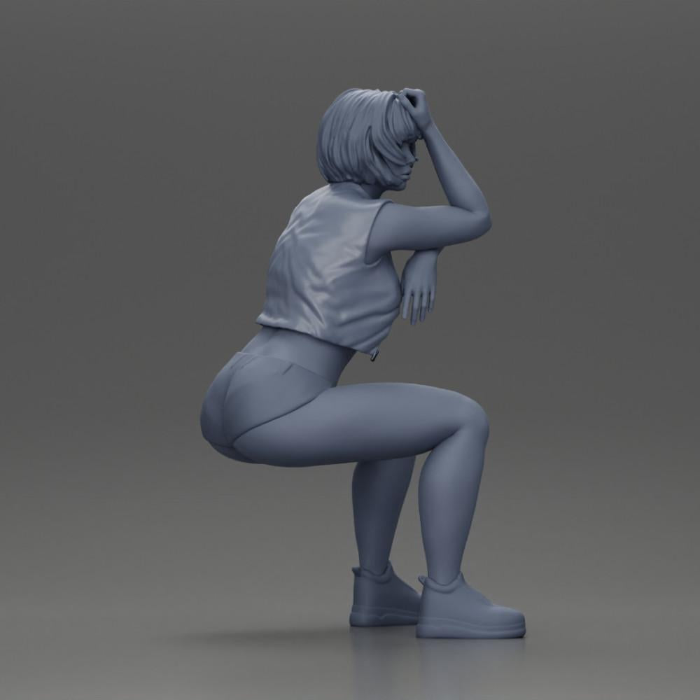 Diorama Modellbau Produktfoto 7: Sitzende Miniaturfigur: Frau mit kurzer Lederjacke, Top, Shorts und Sneakers (Ref Nr. A61)