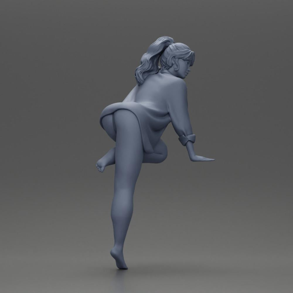 Diorama model building product photo 7: Diorama miniature: Female figure in long shirt and bikini, leaning on table (Ref No. A52)