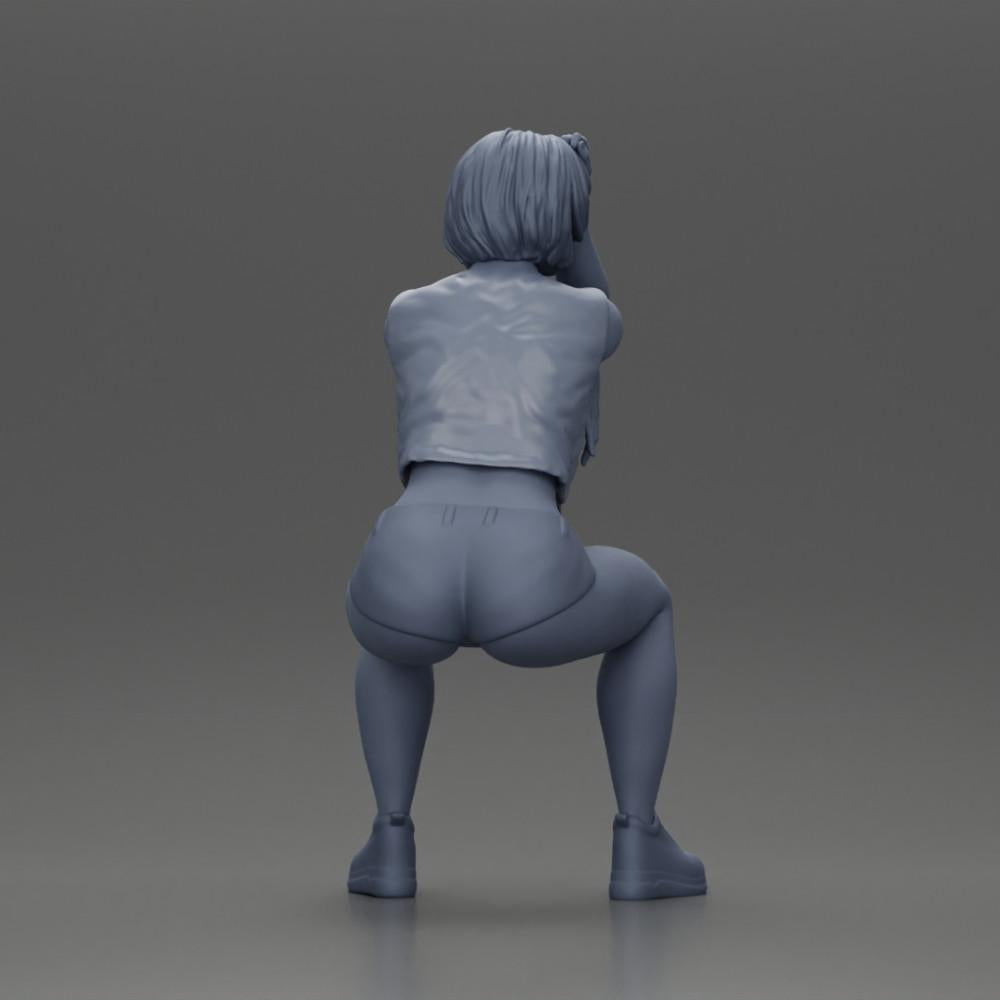 Diorama Modellbau Produktfoto 8: Sitzende Miniaturfigur: Frau mit kurzer Lederjacke, Top, Shorts und Sneakers (Ref Nr. A61)