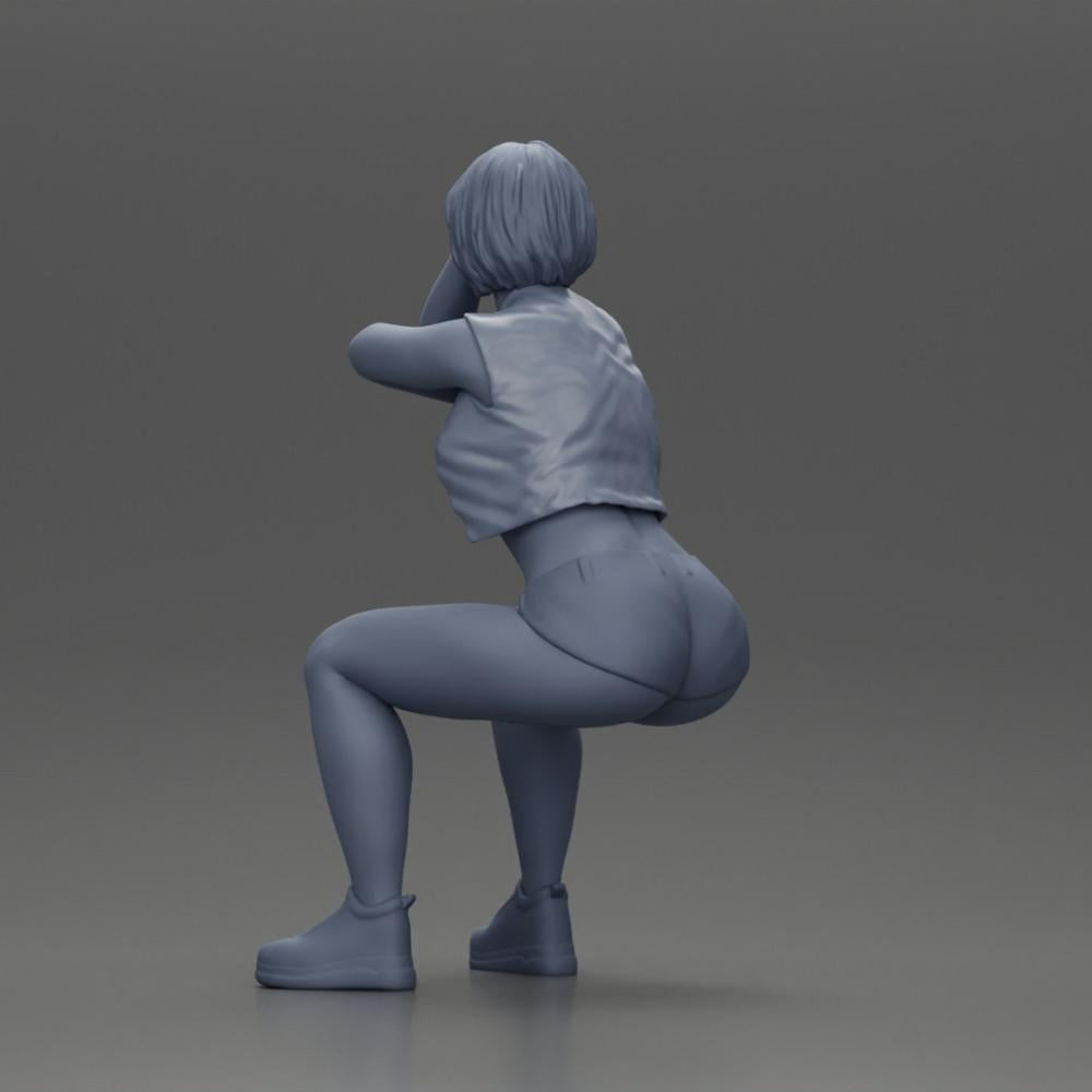 Diorama Modellbau Produktfoto 9: Sitzende Miniaturfigur: Frau mit kurzer Lederjacke, Top, Shorts und Sneakers (Ref Nr. A61)