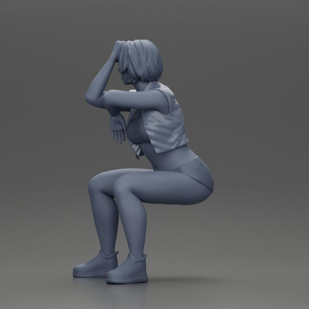 Diorama Modellbau Produktfoto 10: Sitzende Miniaturfigur: Frau mit kurzer Lederjacke, Top, Shorts und Sneakers (Ref Nr. A61)