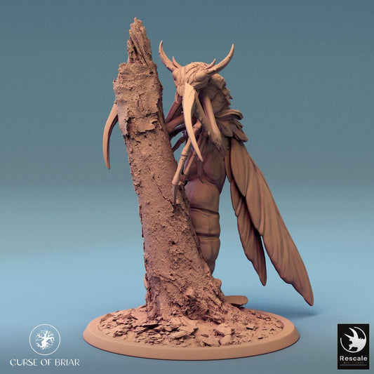 Product photo Tabletop 28mm Lord of the Print (LotP) 0: Tabletop miniature: Skycutter, insectoid forest creature, ambush hunter on tree trunk with scythe claws, mantis/wasp abomination, diorama base (24_07_E7)