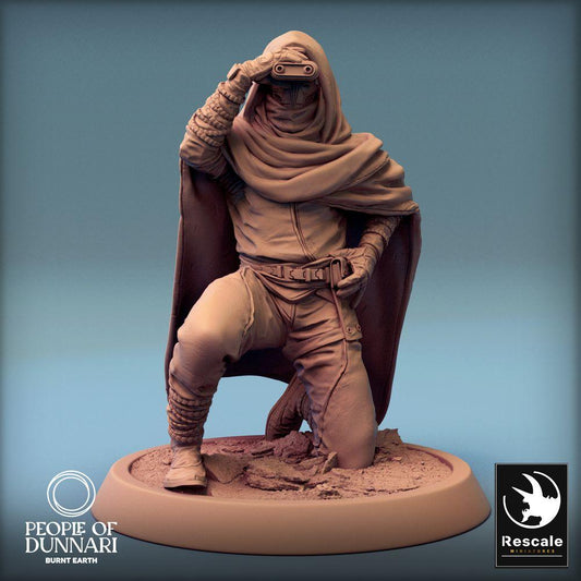 Product photo Tabletop 28mm Lord of the Print (LotP) 0: Tabletop miniature: Desert Scout, Nomad Ranger, Wasteland Scout, kneeling with visor - Sandweaver Scout (24_03_H4)