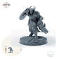 Bahamut-Ritter mit Ringklinge – A: Größenvergleich, ca. 38 mm Gesamthöhe inklusive Base und höchstem Teil, mit 32-mm-Referenzfigur.