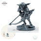 Goblin-Bogenschütze beim Zielen – Standard (26_06_F5): Größenvergleich, ca. 33 mm Gesamthöhe inklusive Base und höchstem Teil, mit 32-mm-Referenzfigur.