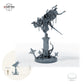 Kapuzenkrieger mit Kettensarg: Größenvergleich, ca. 92 mm Gesamthöhe inklusive Base und höchstem Teil, mit 32-mm-Referenzfigur.