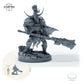 Doom Ravager, gepanzerter Berserker mit Langschwert und Hörnerhelm – B: Größenvergleich, ca. 48 mm Gesamthöhe inklusive Base und höchstem Teil, mit 32-mm-Referenzfigur.
