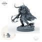 Doom Ravager Armbrustschütze, schwer gepanzerter Krieger mit Hörnerhelm und Armbrust – B: Größenvergleich, ca. 44 mm Gesamthöhe inklusive Base und höchstem Teil, mit 32-mm-Referenzfigur.