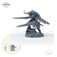 Gepanzerter Berserker mit zwei Schwertern, gehörntem Helm und Fellumhang: Größenvergleich, ca. 44 mm Gesamthöhe inklusive Base und höchstem Teil, mit 32-mm-Referenzfigur.